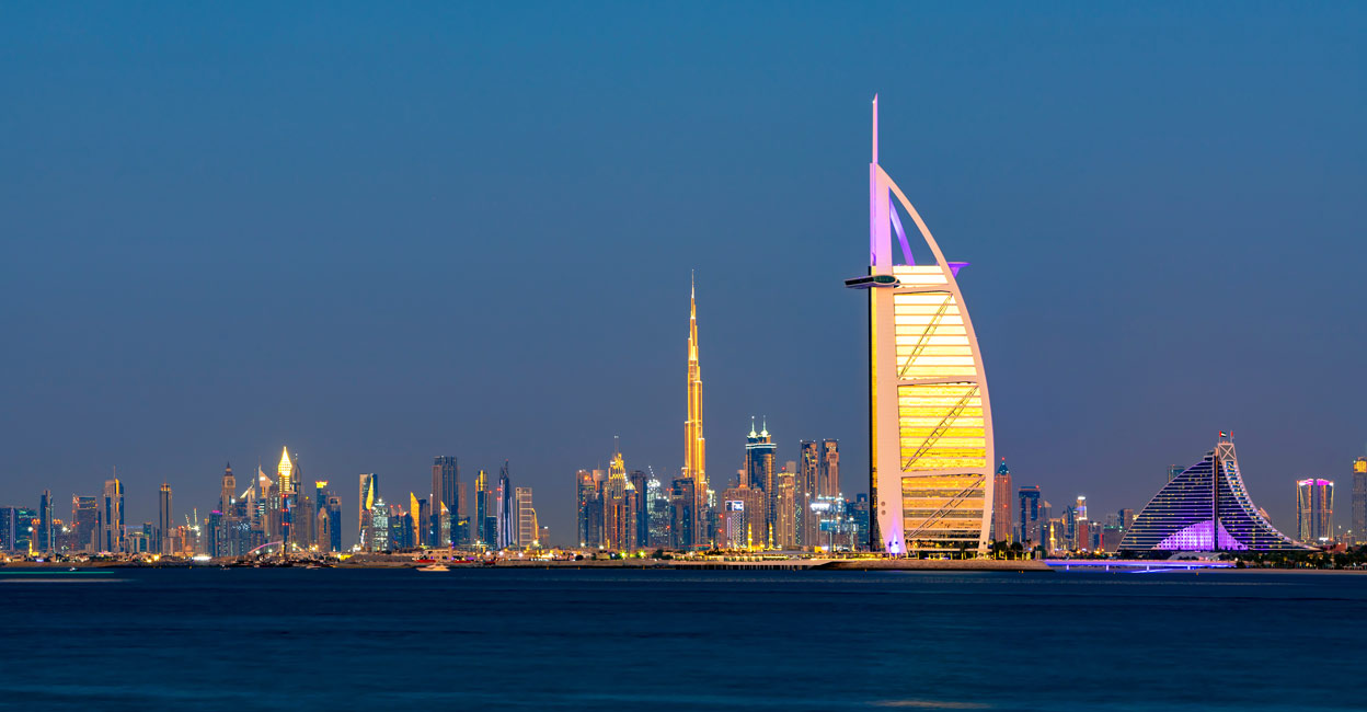تستقطب الإمارات الزوار من خلال تقديم مجموعة من التأشيرات ؛  هنا دليل