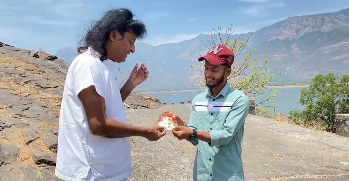 Boby Chemmanur presenting a gold coin to Babu at Malampuzha. Secreengrab from Facebook/Boby Chemmanur