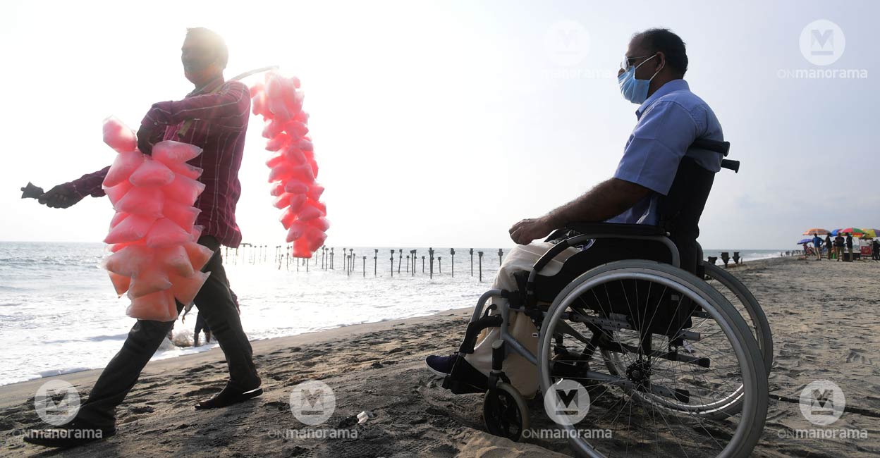 rajeev-rajan-differently-abled-traveller-2 Rajeev Rajan at Alappuzha Beach. Photo: Manorama/Vignesh Krishnamurthy