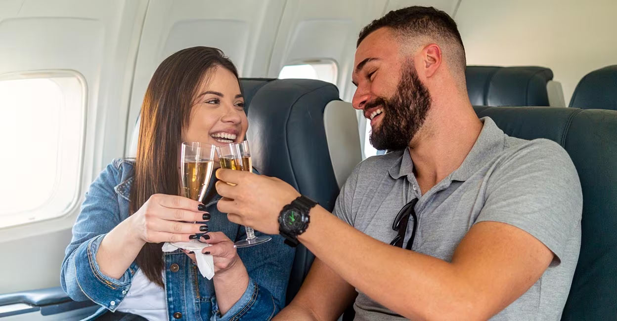 Every passenger should drink responsibly while on a plane, as the combined effect of drinking and flying is intense. Photo: iStock/wsfurlan