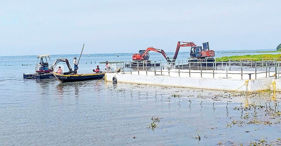 കുമരകത്ത് കൺവൻഷൻ സെന്ററിനു മുന്നിൽ  സ്ഥാപിച്ച ഫ്ലോട്ടിങ് ബോട്ട് ജെട്ടി. ഈ ഭാഗത്ത് ബോട്ട് അടുക്കുന്നതിനു 

മണ്ണുമാന്തി യന്ത്രം ഉപയോഗിച്ച് ആഴം കൂട്ടുന്നതു കാണാം.  

