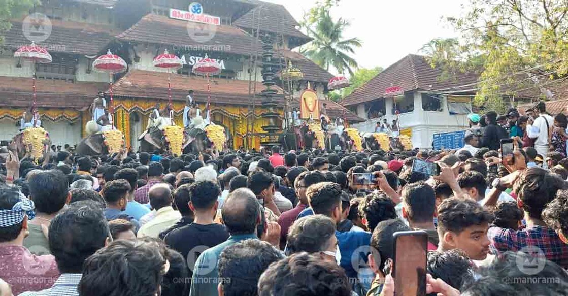 The events at Thekkinkadu Maidanam started at 7.30 am with the arrival of the Kanimangalam Sasthavu. Photo: Jeejo John/Manorama