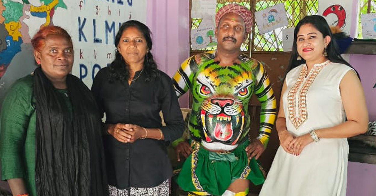 thrissur-pen-puli-kali-thara-nimisha Nimisha Bijo (right) and Thara (left) will participate for Sitaram Mill Desham. Photo: Special arrangement