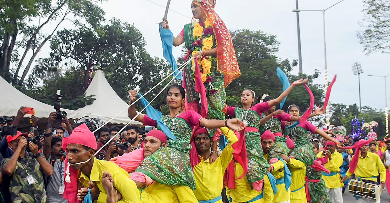 PTI09_02_2023_000328A Artists perform during the Onam cultural pageantry, in Thiruvananthapuram on September 2, 2023. Photo: PTI