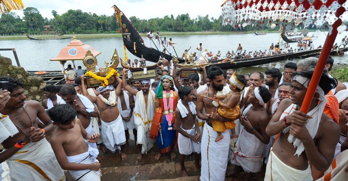 The sadya is prepared by nearly 300 expert cooks. The devotees offer 'para' (drum filled with rice) at the temple. Photos: Special Arrangement