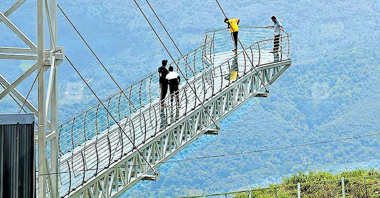 From the glass bridge at Kolahalamedu, visitors can relish the sights of even far-off places like Mundakayam, Kuttikkal, and Kokkayar. Photo: Manorama
