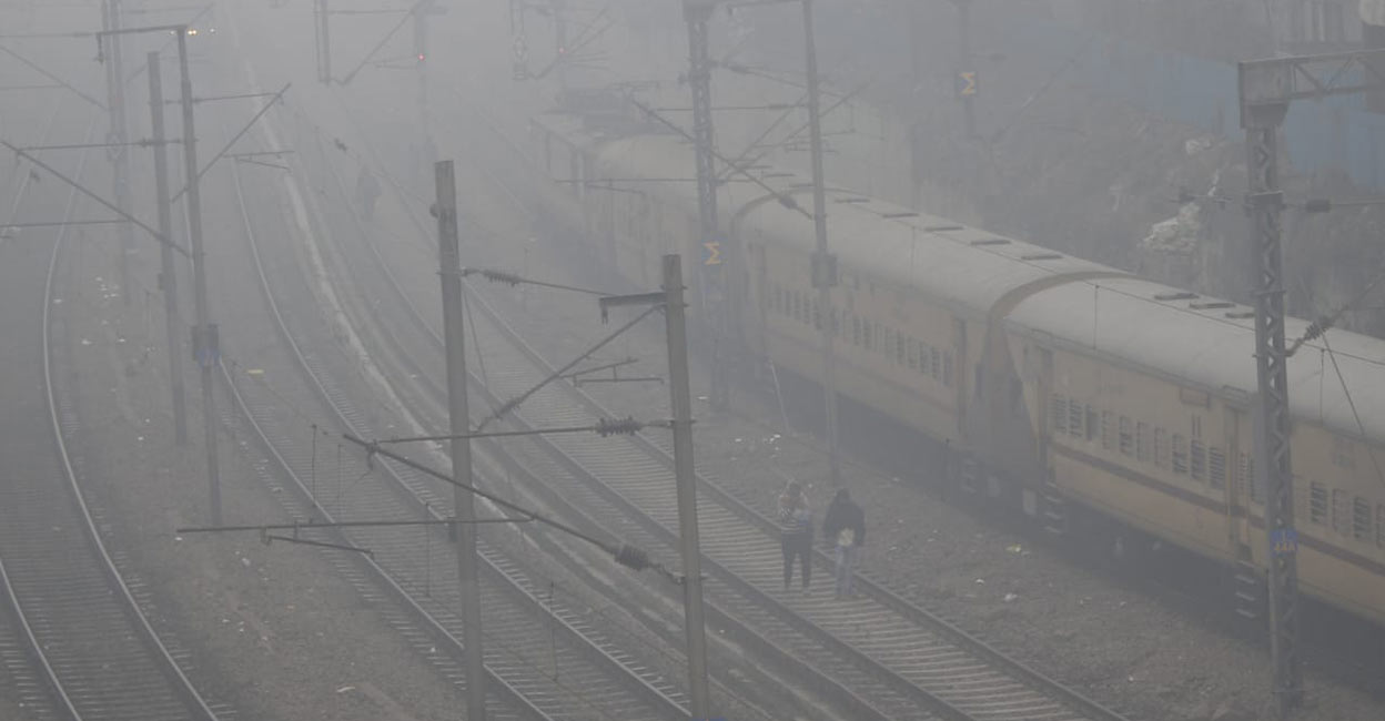 Delhi on Sunday morning was blanketed by dense fog with the lowest visibility at zero at Safdarjung at 8 a.m. while Palam also recorded zero visibility at 5 a.m. Photo: IANS