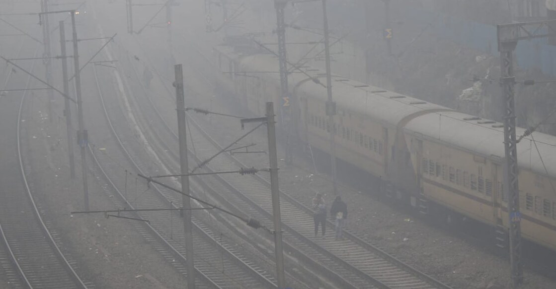 Delhi on Sunday morning was blanketed by dense fog with the lowest visibility at zero at Safdarjung at 8 a.m. while Palam also recorded zero visibility at 5 a.m. Photo: IANS