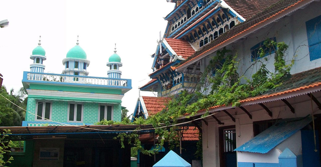 Zainuddin Makhdoom II, it is believed, used to sit in the Ponnani mosque while he worked on Tuhfatul Mujahideen. Photo: Wikimedia Commons/Sreejithk2000