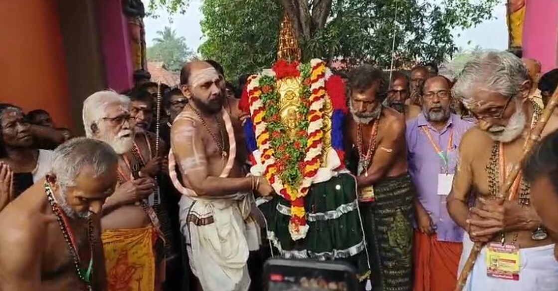 Temple head priest Kannamangalam Kesavan Nampoothiri handed over the golden thidambu to ‘Samooha Periyon’ N Gopalakrishna Pillai, who leads the group. Photo: Special arrangements 