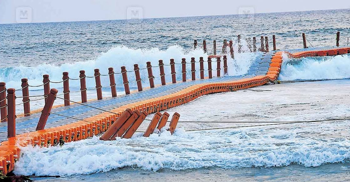 varkala-floating-bridge The floating bridge was opened to the visitors, ignoring the alerts issued by the National Institute of Ocean Technology. Photo: Manorama