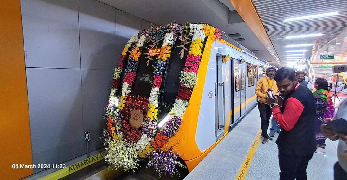 agra-metro The Agra Metro fare is Rs 10 for 1 station, Rs 15 if you are travelling for two stations and Rs 20 for six stations. Photo: Instagram/@atharvayadav