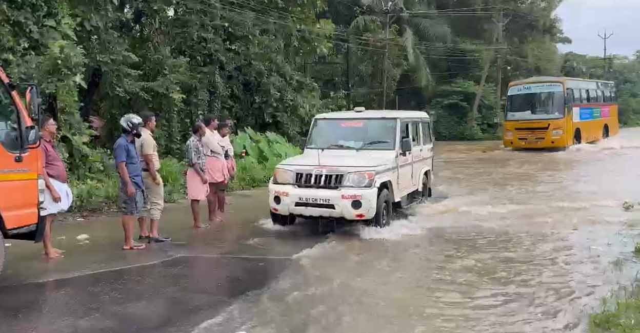 Waterlogging on the Kuttippuram State Highway between Thrissur and Kunnamkulam. Photo: Special Arrangement
