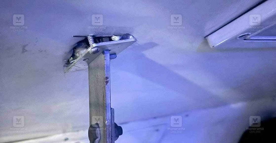 berth-loose The passenger on board train number 16525 CAPE – SBC Express to Bengaluru shared the visuals of dangerously loose berths with Manorama Online. Photo: Manorama