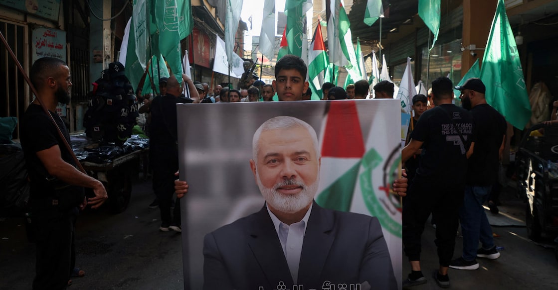 A Palestinian carries a picture of late Hamas leader Ismail Haniyeh, who was killed in Iran, during a march to condemn his killing, at Burj al-Barajneh Palestinian refugee camp in Beirut, Lebanon July 31, 2024. Photo: Reuters/Mohamed Azakir