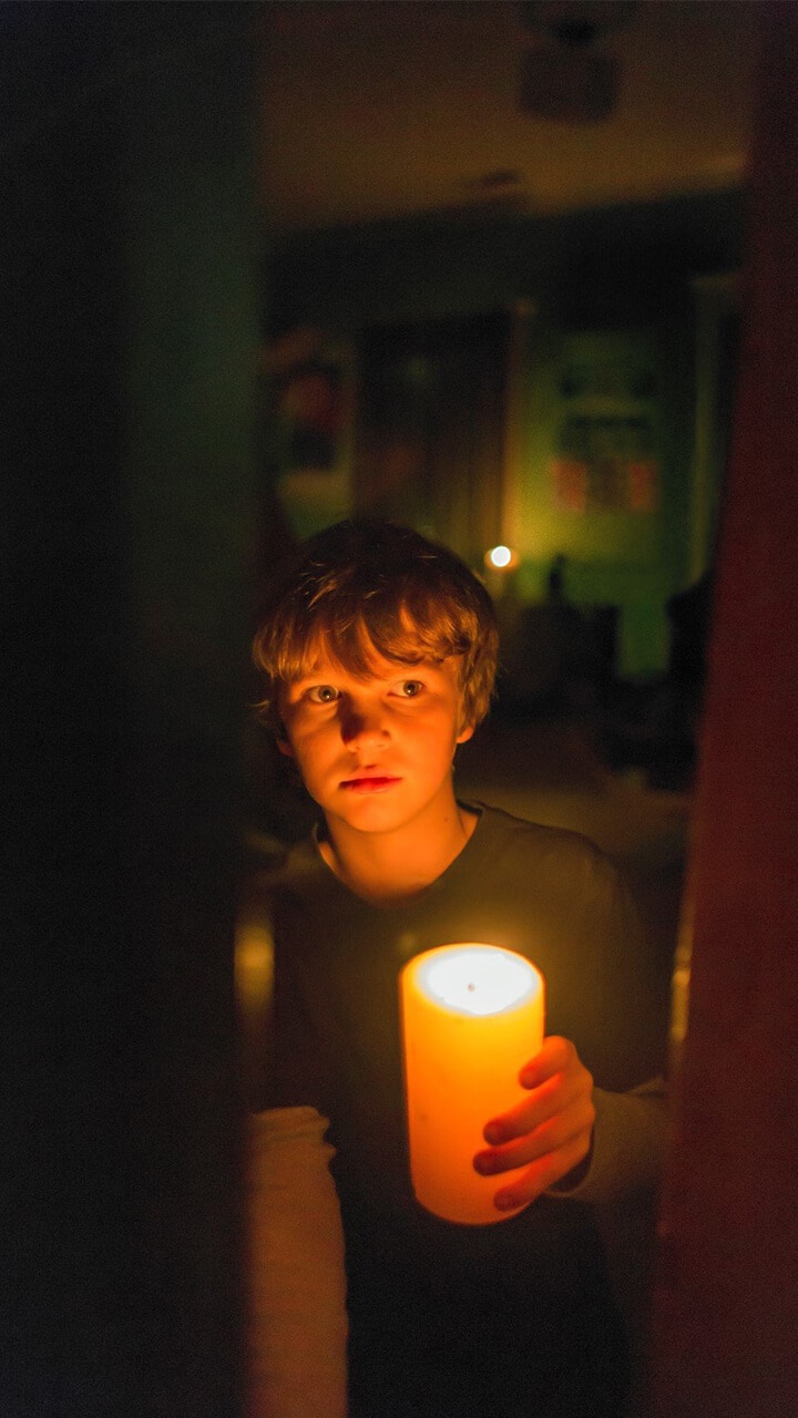 As children, many of us feared entering our rooms after turning off the lights, influenced by horror movies suggesting something would follow us. In this film, that fear becomes a reality, keeping the audience on the edge of their seats and rooting for the main characters to escape.