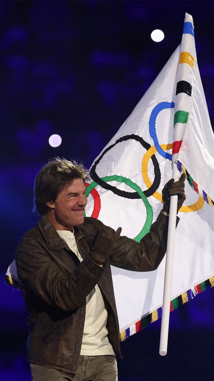 Tom Cruise skydives to Hollywood with Olympic flag in epic Paris exit