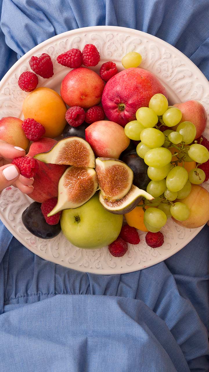 Follow up the water with fruits. Fruits are hydrating and can provide a quick source of natural sugars. This can help replenish some of the fluids and nutrients lost during the day's fast.