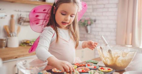 523481300, Girl making cupcakes