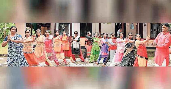 These homemakers take on the stage with their excellent dance moves These homemakers take on the stage with their excellent dance moves