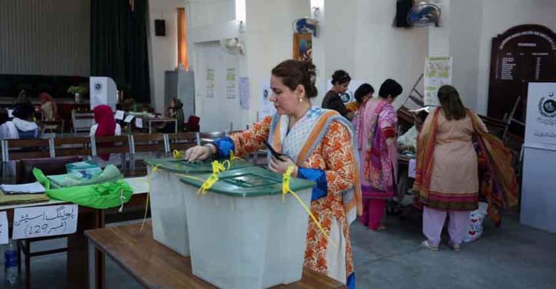 (180725) -- ISLAMABAD, July 25, 2018 (Xinhua) -- A woman casts her vote at a polling station in Islamabad, capital of Pakistan, on July 25, 2018. Pakistanis started casting votes in the country's one-day general elections commenced on Wednesday morning, which would elect the members of the National Assembly, the lower house of the country's parliament, and of the four provincial assemblies. (Xinhua/Ahmad Kamal) (djj)